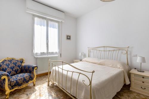 博洛尼亚A Casa di Giorgia by Wonderful Italy的卧室配有床、椅子和窗户。