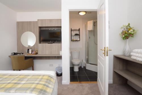 泰纳布鲁厄赫Fyne Rooms的一间酒店客房 - 带一张床和一间浴室