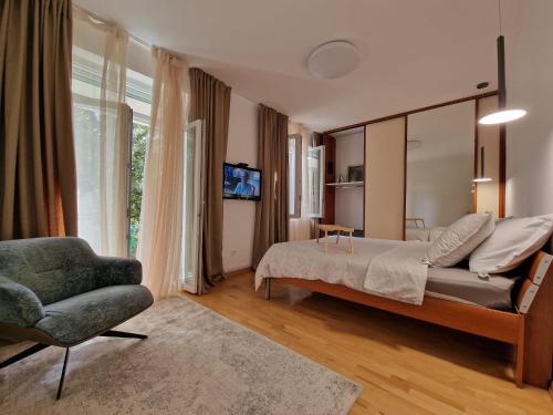 斯普利特劳拉旅馆的一间卧室配有一张床、一把椅子和镜子