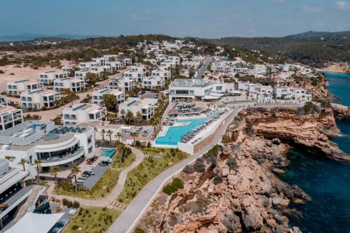 圣何塞7Pines Resort Ibiza, part of Destination by Hyatt的海洋旁度假胜地的空中景致