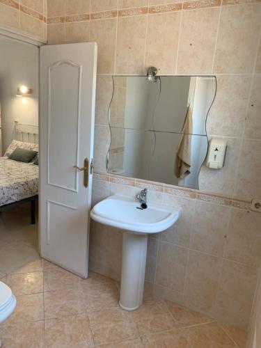 卡尔佩Casa los Pinos Calpe Playa的一间带水槽和镜子的浴室
