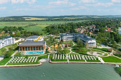 桑托德Mövenpick Balaland Resort Lake Balaton的水边度假村的空中景观