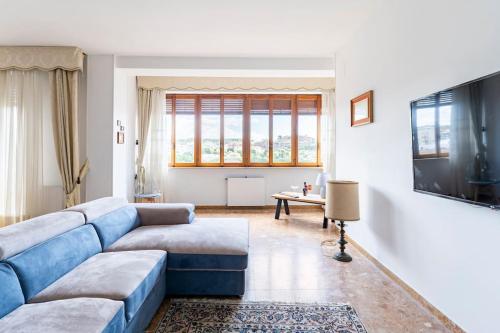 卡利亚里Casa San Saturnino appartamento 8 posti Cagliari centro的客厅配有蓝色的沙发和电视