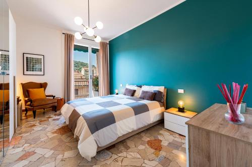 拉韦诺Labiena Lake Maggiore的一间卧室设有一张床和蓝色的墙壁