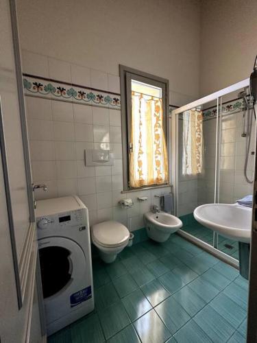 弗利Casa Petrucci centro storico的一间带洗衣机和水槽的浴室