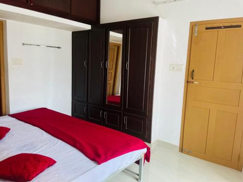 德里久尔Rose Garden home stay Thrissur的一间卧室配有一张带梳妆台和镜子的床