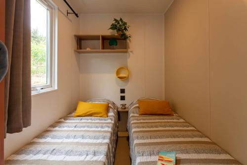 耶尔Le Palmier, mobil-home sans vis-à-vis idéalement situé entre mer et vignes的小型客房 - 带2张床和窗户