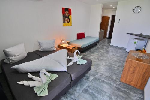 卡鲁扎Penzion BIKER'S的一间带两张床和一张沙发的客厅