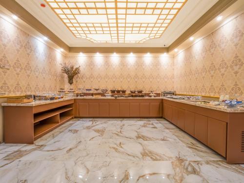 格拉玛多Chocoland Hotel Gramado soft opening的一间铺有大理石地板并配有柜台的大浴室