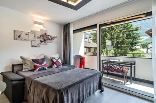 纳图尔诺Apartment il cuore rosso的一间卧室设有一张床和一个带壁炉的阳台