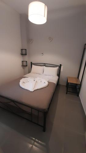 罗希姆诺Sweet Home的一张带白色床单和枕头的床