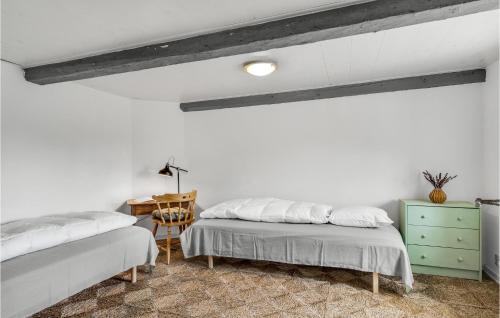 霍耶2 Bedroom Stunning Home In Hjer的白色的客房配有两张床和一张书桌
