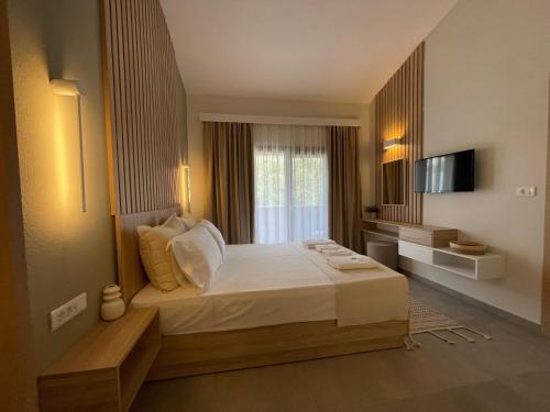 斯卡拉拉乔伊VERA VITA APARTMENTS的一间卧室设有一张大床和一个窗户。