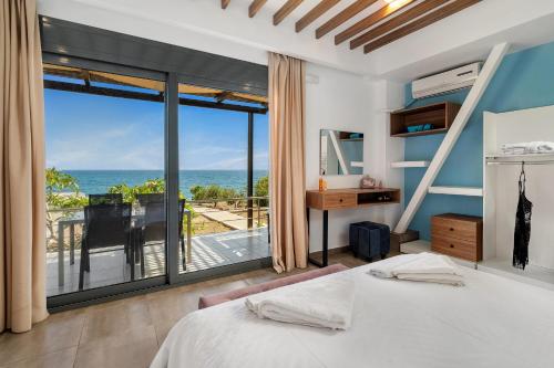 兰特斯Marina apartments的一间卧室配有一张床,享有海景