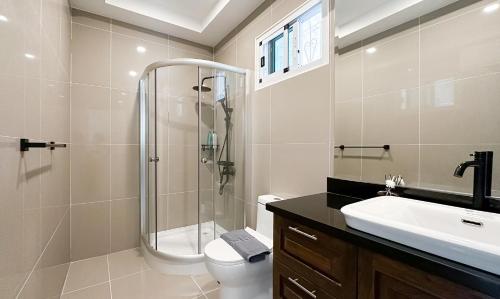 南芭堤雅CityHouse-OSCAR,pool villa 4Bedrooms-Jacuzzi-walking Street 10min的带淋浴、卫生间和盥洗盆的浴室