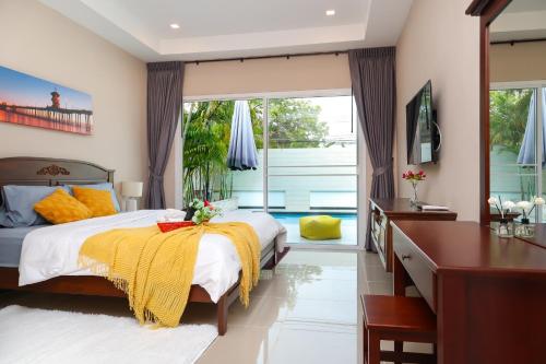 南芭堤雅CityHouse-OSCAR,pool villa 4Bedrooms-Jacuzzi-walking Street 10min的一间卧室配有一张黄色毯子床