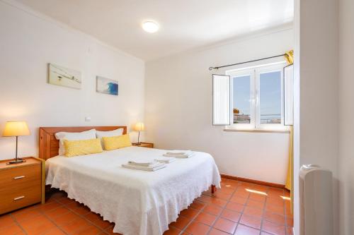 米尔芳提斯城Apartamentos Atlantico by Umbral的白色的卧室设有床和窗户