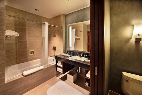 阿尔伯克基伊斯莱塔赌场度假酒店的一间带水槽、浴缸和卫生间的浴室