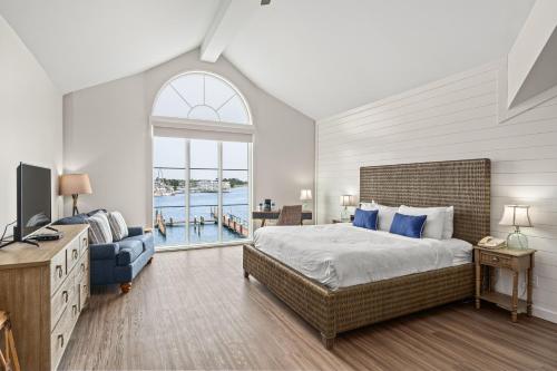 圣迈克尔斯海滨Spa圣米歇尔港酒店 的一间卧室设有一张床、一台电视和一个窗口。