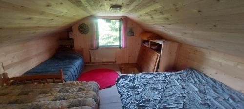泰托沃Villa Krompir的小木屋内带两张床的房间