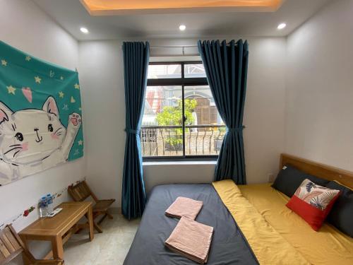 头顿Prana Vũng Tàu的一间小卧室,配有床和窗户