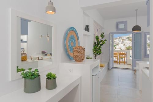 阿斯提帕莱亚镇克拉丽公寓的柜台上种有盆栽植物的白色厨房