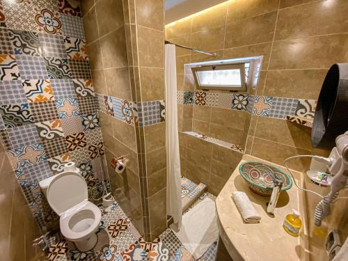 梅克内斯Riad Zyna的带淋浴、卫生间和盥洗盆的浴室
