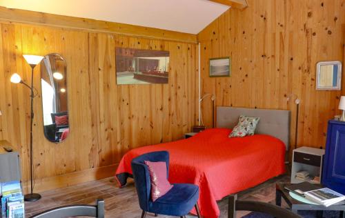 Sainte-OliveEspace Nature Studio indépendant proche du Parc des oiseaux的一间卧室配有红色的床和蓝色椅子