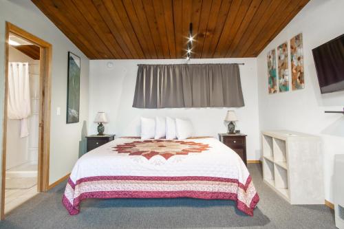 帕尔默先锋汽车旅馆的一间卧室设有一张大床和木制天花板