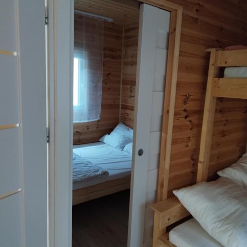 雅罗斯瓦维茨Domki Letniskowe Meduza的木制客房内设有两张双层床的房间