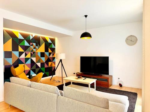 里斯本Lucky Alameda Apartment的带沙发和电视的客厅