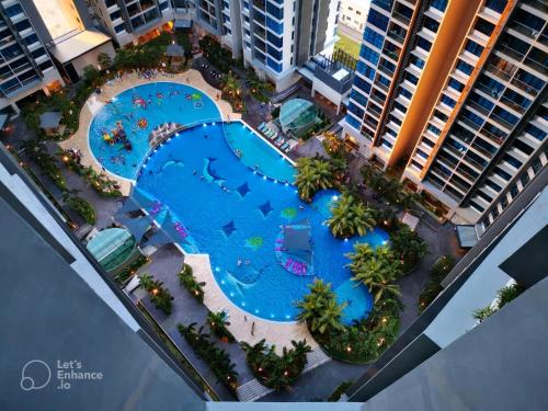 马六甲Atlantis Residences 1BR By 360 HOME的享有度假村游泳池的顶部景致