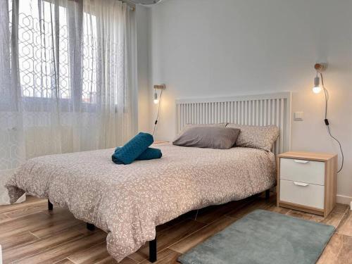 Hazas de CestoChalet en Hazas de Cesto的一间卧室配有一张带蓝色枕头的床