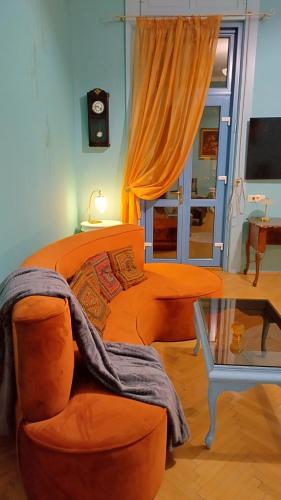 蒂米什瓦拉Melina Studio的一间卧室配有一张床、一把椅子和闹钟