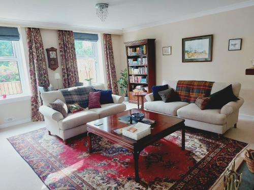 PencaitlandISLAY House,Comfortable Home with private garden, Pencaitland, East Lothian, Scotland的客厅配有两张沙发和一张咖啡桌