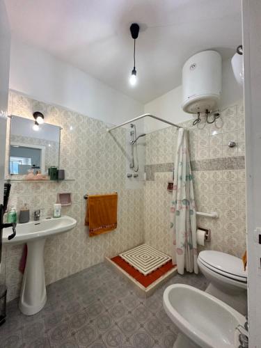 纳尔多MiMì House的一间带水槽、卫生间和淋浴的浴室
