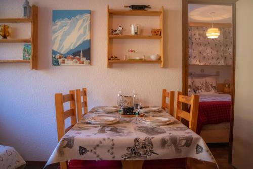 Aillon-le-JeuneLe Rossane 26m Balcon vue的餐桌和桌布