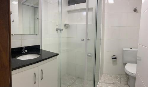 库里提巴伊塔马拉蒂酒店的浴室设有玻璃淋浴间、水槽和卫生间