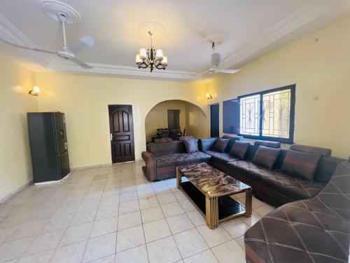 巴马科Villa Saran的客厅配有沙发和桌子