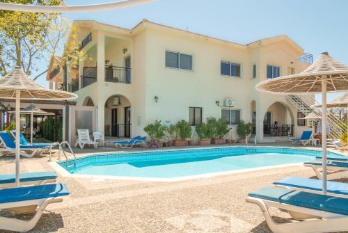 皮斯索里山景公寓式酒店的别墅设有游泳池和庭院家具。