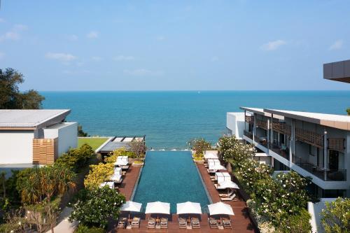 纳仲天Renaissance Pattaya Resort & Spa的享有度假胜地的空中景致,设有游泳池和海洋