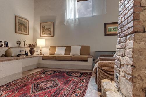 波吉邦西Casale di Villore的带沙发和地毯的客厅