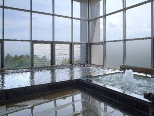别府Kannawa Onsen Zekkei no Yado Sakuratei - Vacation STAY 50714v的窗户客房内的浴缸配有水