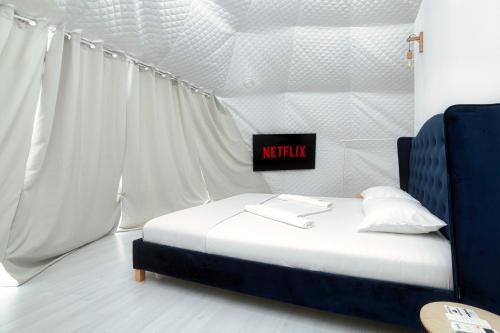 科斯蒂内什蒂Seagloo Glamping - Adults Only的一间卧室,配有一张带网格标志的床
