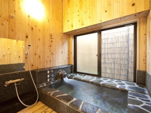 别府Kannawa Onsen Zekkei no Yado Sakuratei - Vacation STAY 50724v的窗户客房内的浴缸