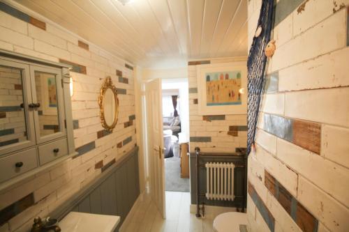西卢港Briar Cottage的一间带木墙和水槽的浴室