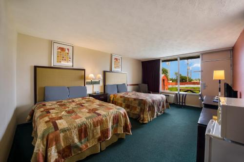 OakleyKnights Inn Oakley的酒店客房设有两张床和窗户。