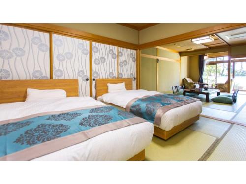 新发田市Tsukioka Onsen Furinya - Vacation STAY 55972v的一间酒店客房,房间内设有两张床