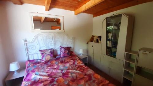 SzigetmonostorRéved(ez)的卧室配有白色的床和色彩缤纷的毯子