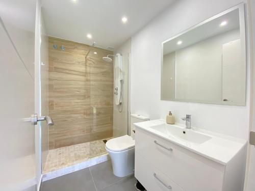 EsteponaTownhouse w/sea view & garden的浴室配有卫生间、盥洗盆和淋浴。